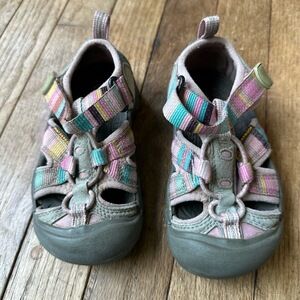 Keen Sandals Girls Size 9 Pink Colorful Straps ClosedToe Hook Loop Outdoor Play‎